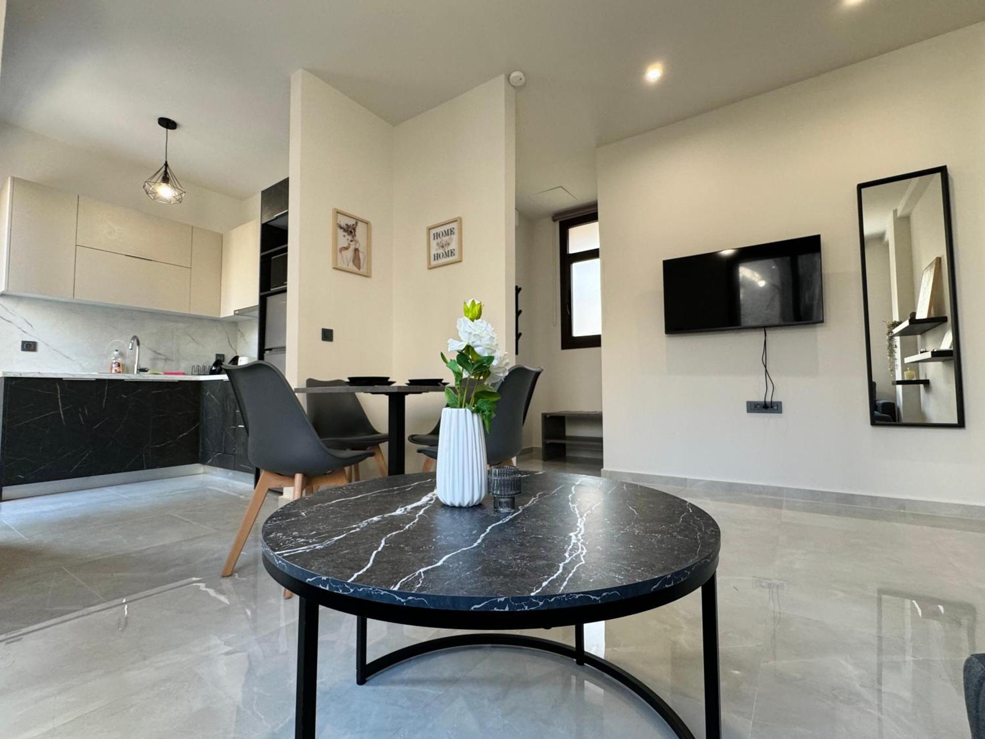Spacious Apartment Near Monastiraki By Kozy Koala Афины Экстерьер фото