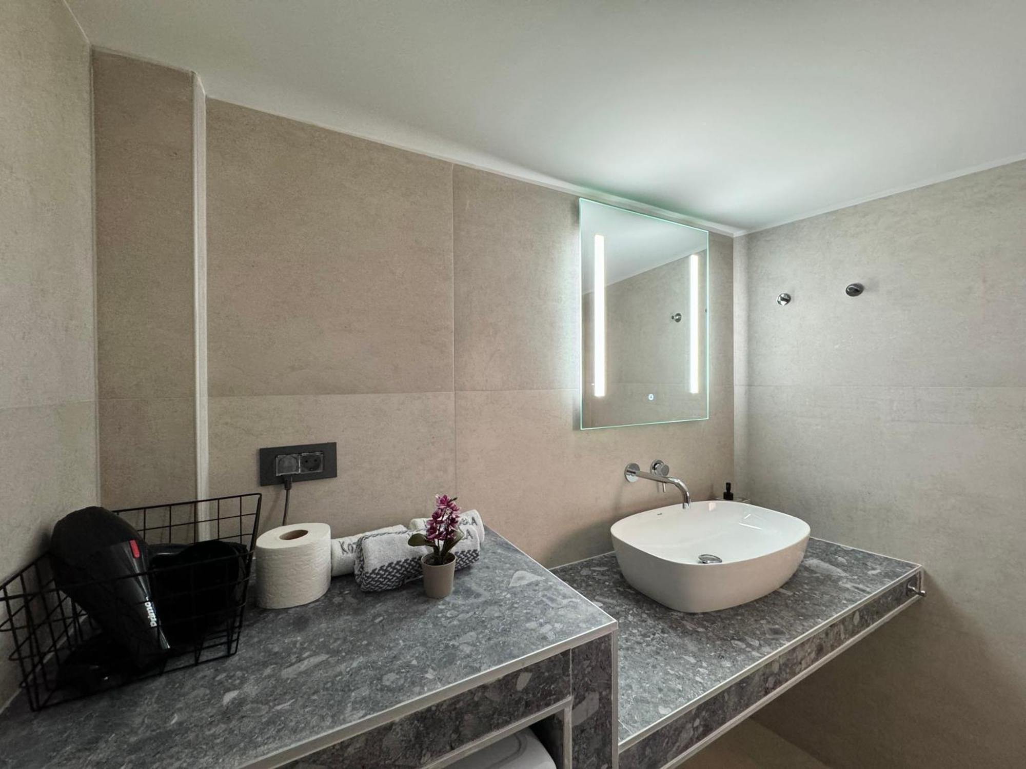 Spacious Apartment Near Monastiraki By Kozy Koala Афины Экстерьер фото